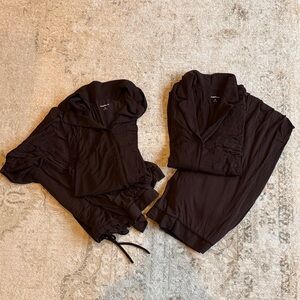 Set of two pairs of long sleeve brown gap pajamas with black piping